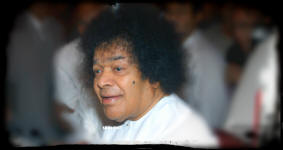 sathya-sai-baba-white-robe-happy-listening.