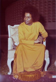 sathya-sai-baba-yellow-robe