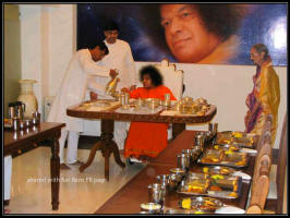 sathya sai baba eating.