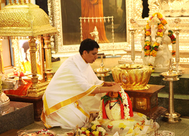 Commencing the Seva Yajna spanning nine days, students along with staff members from Prasanthi Nilayam, Brindavan and Muddenahalli campuses circumambulated the Sanctum Sanctorum at 0730 hrs. before proceeding to various locations for the day