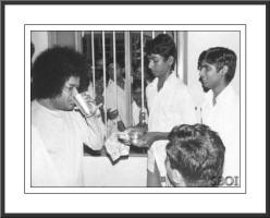 sathya-sai-baba-drinking-from-a-glass-rare-photo.