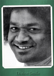 divine-smile-sri-sathya-sai-baba