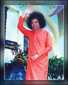 sri-sathya-sai-baba-giving-blessing