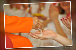 sri-sathya-sai-baba-giving-vibhuti