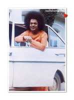 sri-sathya-sai-baba-white-mercedes-resting-on-car-window