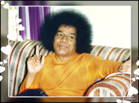 sri-sathya-sai-baba-explaining-to-devotees