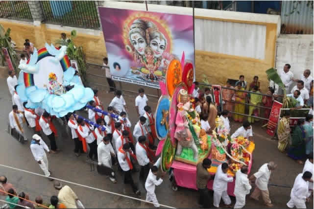 Ganesha Immersion 2009 - Puttaparthi main road