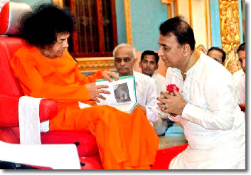 Sunil-Gavaskar-seeking-the-blessings-of-Satya-Saibaba-on-his-60th-birthday