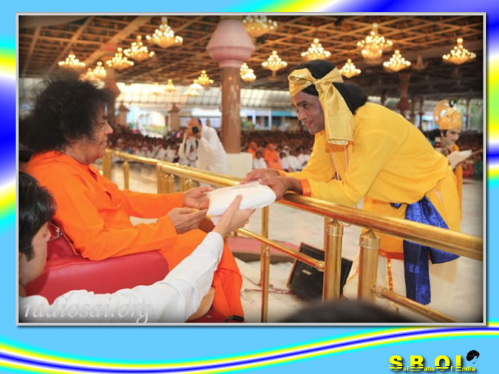 http://www.saibabaofindia.com/devotees_from_nilgiri_music_program_for_sai_baba.htm