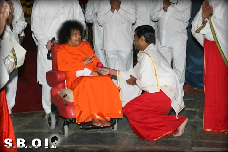 http://www.saibabaofindia.com/swami_speaks_to_the_alumni.htm